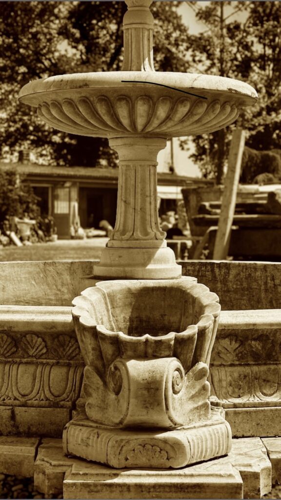 Fontana in pietra scolpita, esempio di arredo da giardino antico